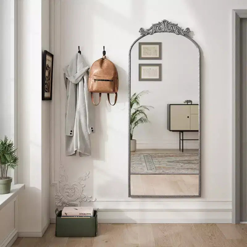 Specchio a parete a figura intera ad arco Argento / Argento anticato, 1 persona, 58" x 24"