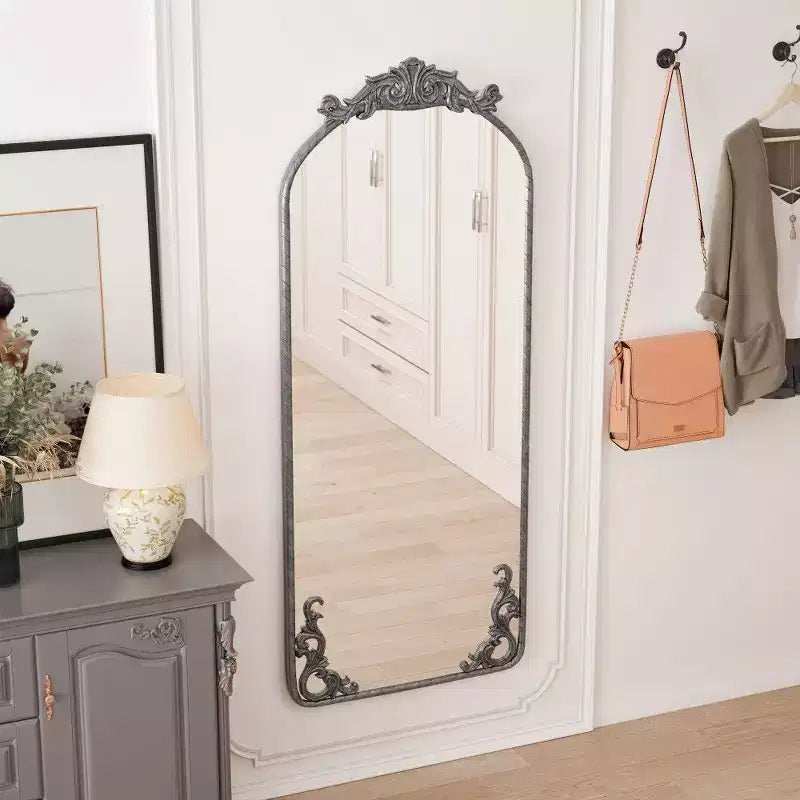 Specchio a parete a figura intera ad arco Argento / Argento anticato, 1 persona, 58" x 24"