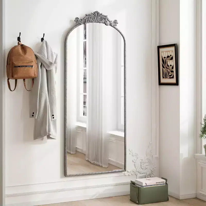 Specchio a parete a figura intera ad arco Argento / Argento anticato, 1 persona, 58" x 24"