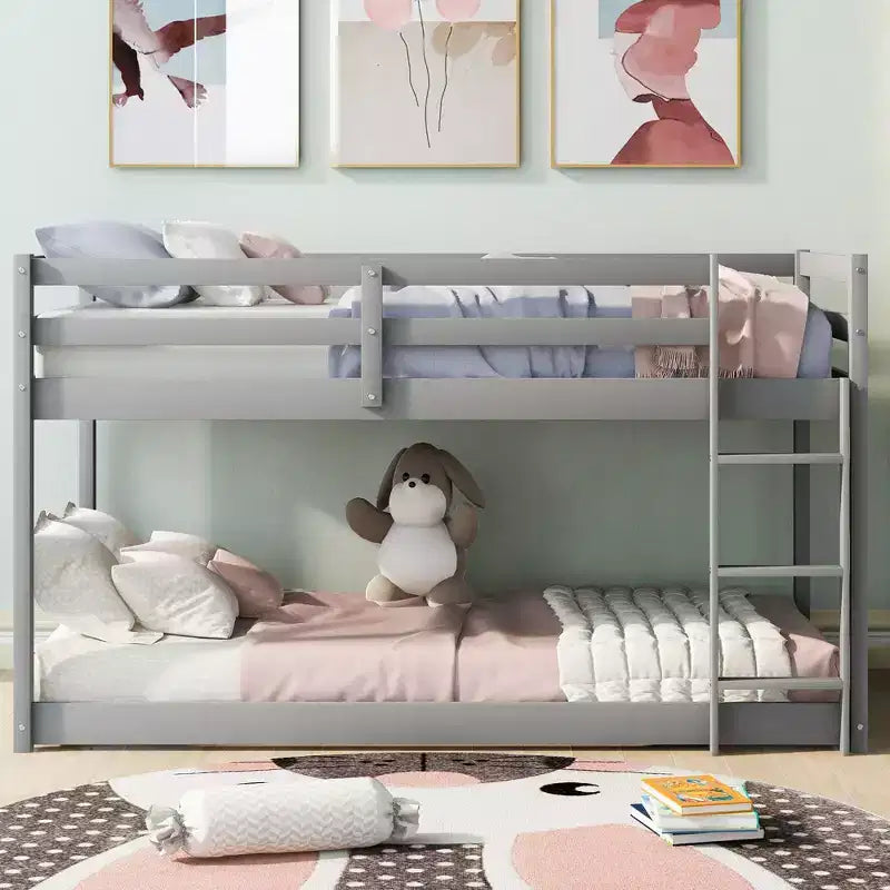 Letto a Castello a Pavimento per Bambini (2 Posti Letto Singoli) Grigio/Bianco con Scaletta e Sponda, Adatto a 2 Bambini