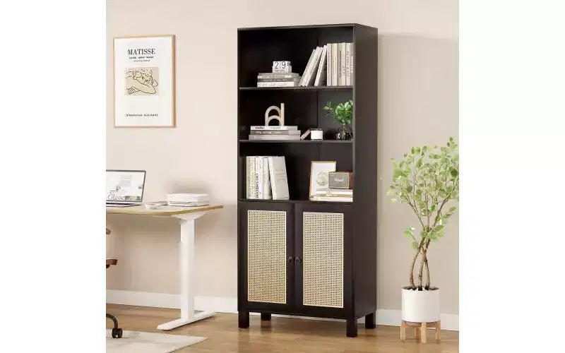 Libreria alta a 5 ripiani con ante in rattan – Nero / Naturale / Noce / Bianco