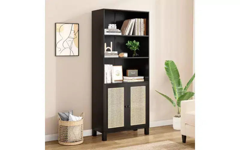 Libreria alta a 5 ripiani con ante in rattan – Nero / Naturale / Noce / Bianco