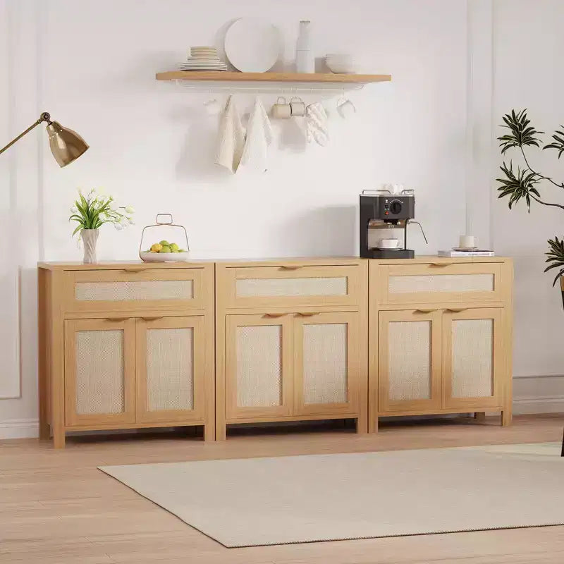 Madia in rovere caramello / rovere naturale con rattan – Credenza a 2 ante con ripiano regolabile e cassetto