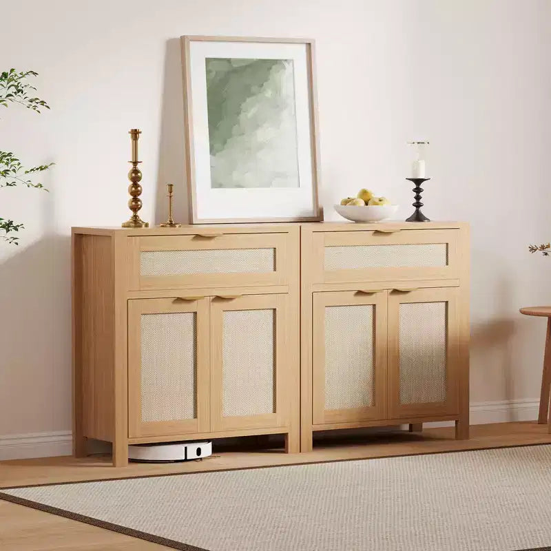 Madia in rovere caramello / rovere naturale con rattan – Credenza a 2 ante con ripiano regolabile e cassetto