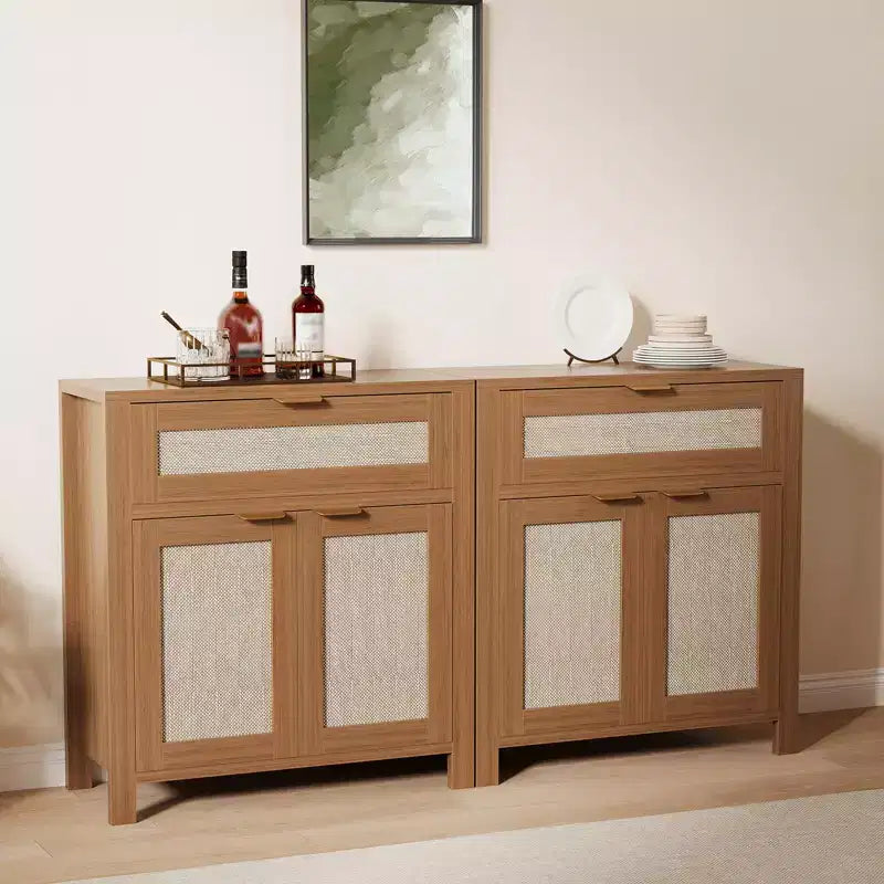 Madia in rovere caramello / rovere naturale con rattan – Credenza a 2 ante con ripiano regolabile e cassetto
