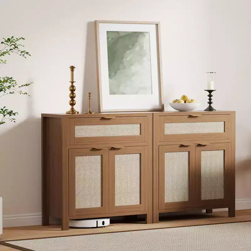 Madia in rovere caramello / rovere naturale con rattan – Credenza a 2 ante con ripiano regolabile e cassetto