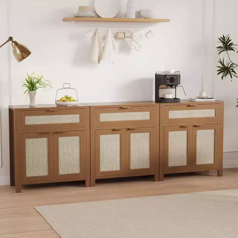 Madia in rovere caramello / rovere naturale con rattan – Credenza a 2 ante con ripiano regolabile e cassetto