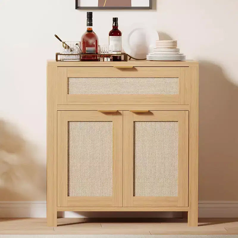Madia in rovere caramello / rovere naturale con rattan – Credenza a 2 ante con ripiano regolabile e cassetto
